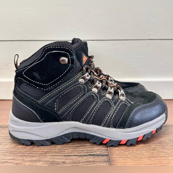 High Sierra hiking boots
Size: 3 - Picture 8 of 11